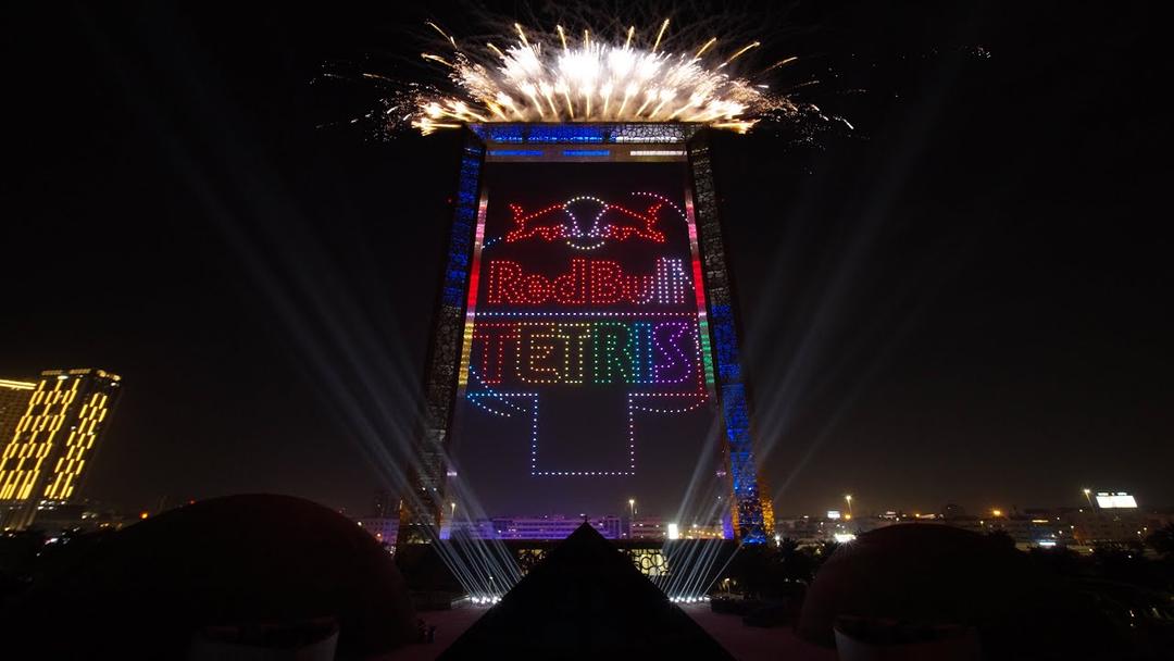 Największy mecz Tetrisa w historii — 2 000 dronów nad Dubajem