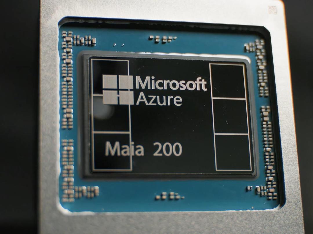 Maia 200 — Microsoft wbija klin między chmurę a dostawców