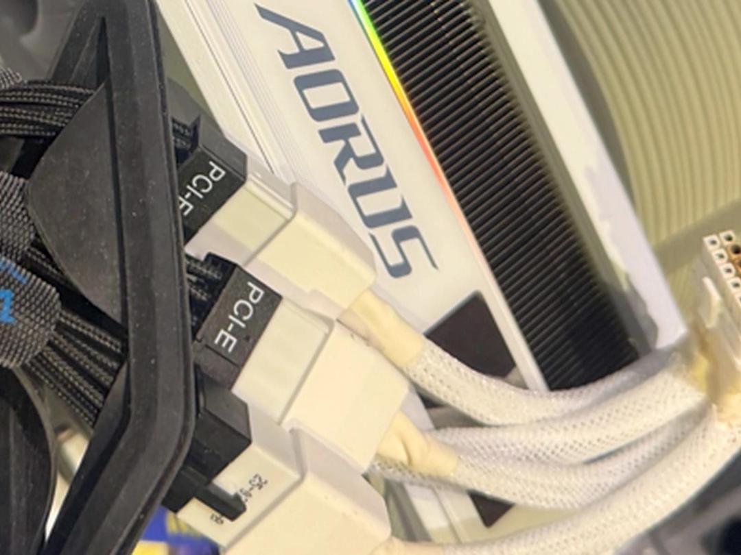 Gracz twierdzi, że GeForce RTX 5090 przypalił 16-pin mimo limitu 500 W